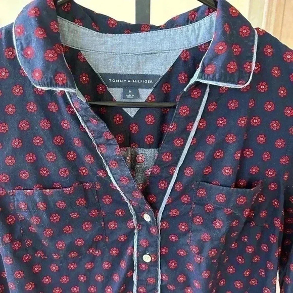 * TOMMY HILFIGER Women's Roll-tab Sleeve Partial Button Down Shirt Top Siz… - Picture 2 of 6